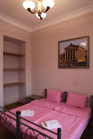 Хостелы Bridge House Yerevan Armenia Ереван Бюджетный двухместный номер с 2 отдельными кроватями-3